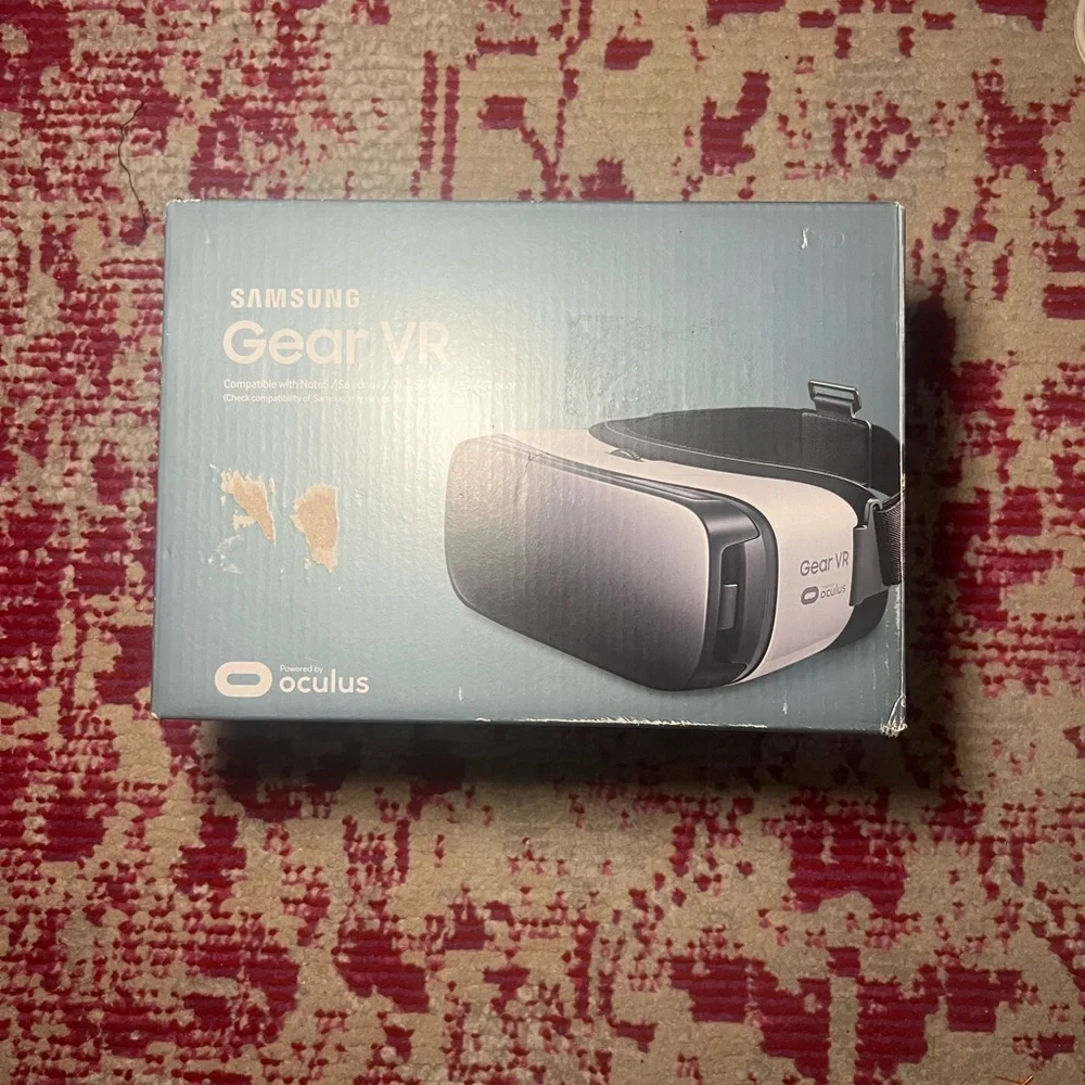 Authentic Samsung Gear VR powered by Oculus with Original Box 1st Edition